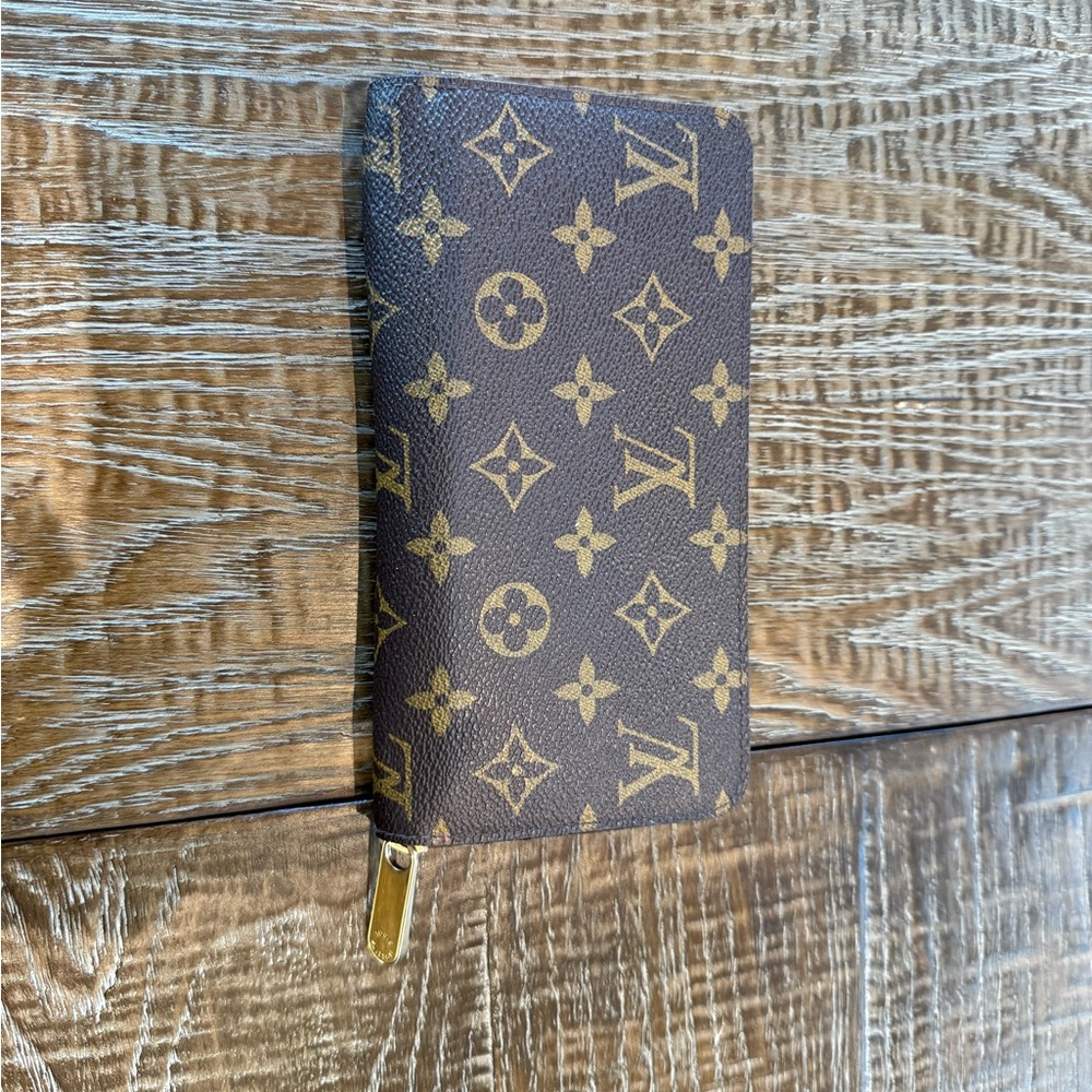 Authentic Louis Vuitton Monogram Zippy Wallet